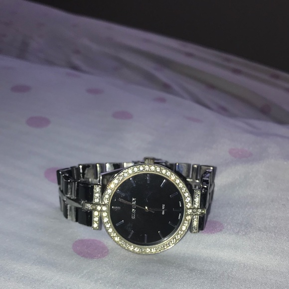 Quartz Watch - Picture 2 of 3